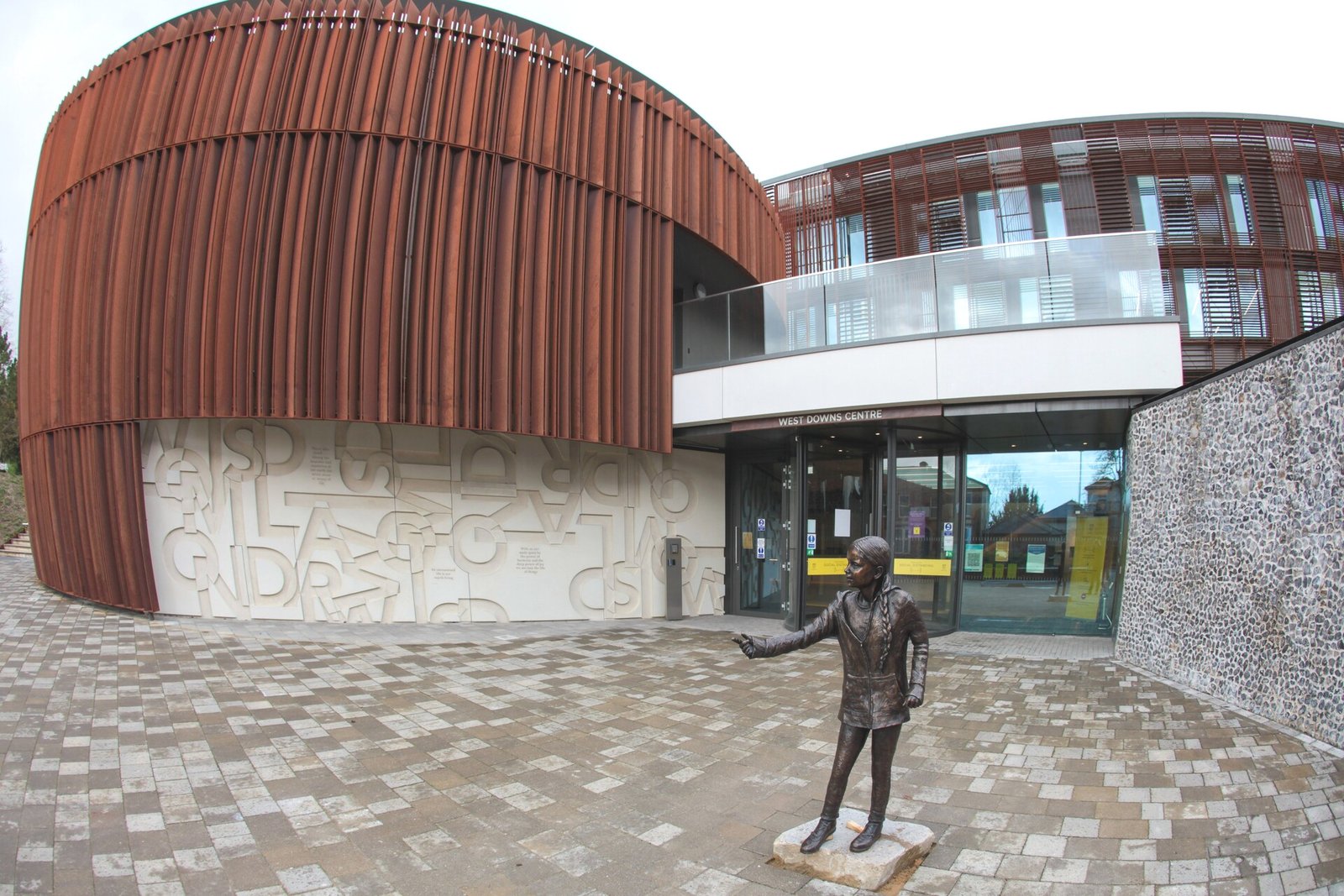 Памятник Грете Тунберг в Винчестерском университете в Великобритании