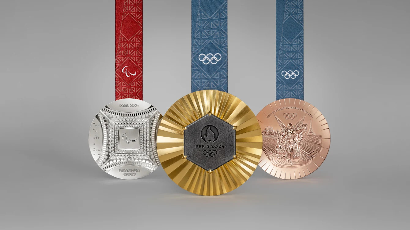 В медали Олимпиады-2024 в Париже вмонтированы куски железа Эйфелевой башни