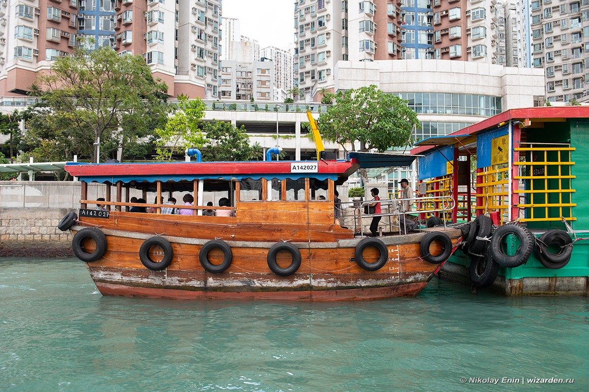 Гонконг. Район Абердин довольно, Абердин, бухте, здесь, рыбных, Может, встретилось, славится, которыми, неудачный, Заметив, джонка, туриста, кафешекресторанчиковрынков, бродячего, подплывает, сожалению, мастей, плотно, лодками