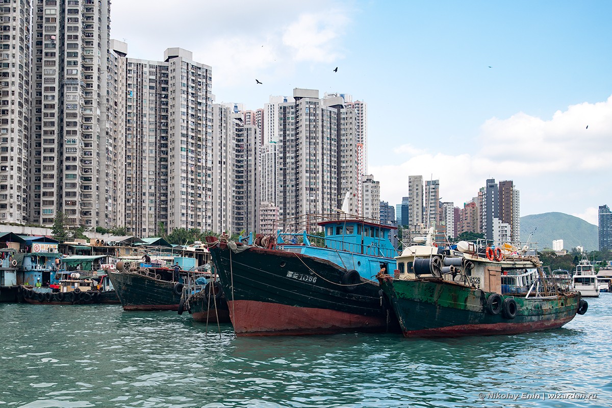 Гонконг. Район Абердин довольно, Абердин, бухте, здесь, рыбных, Может, встретилось, славится, которыми, неудачный, Заметив, джонка, туриста, кафешекресторанчиковрынков, бродячего, подплывает, сожалению, мастей, плотно, лодками